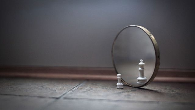 Mirror chess piece reflection image free wallpaper for desktop - medium preview image