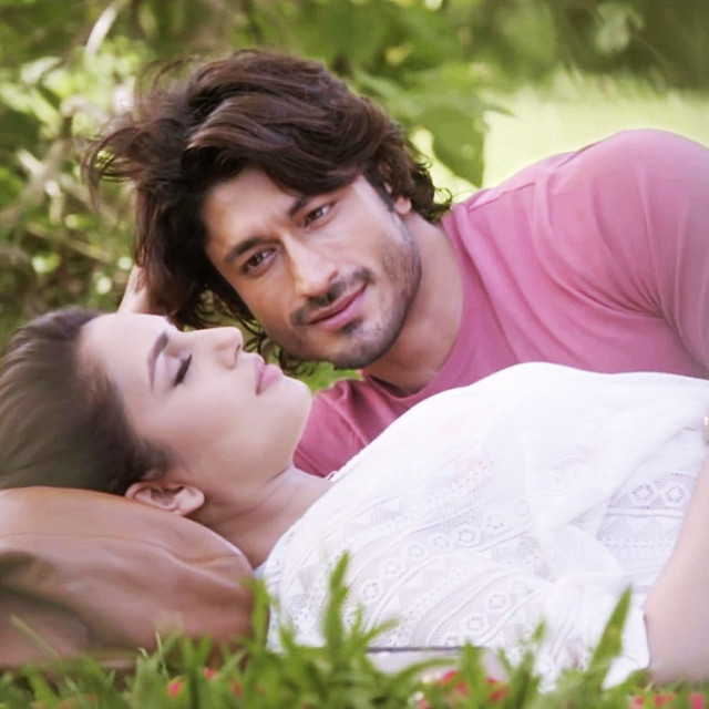 Man woman grass park together free wallpaper for tablet - medium preview image