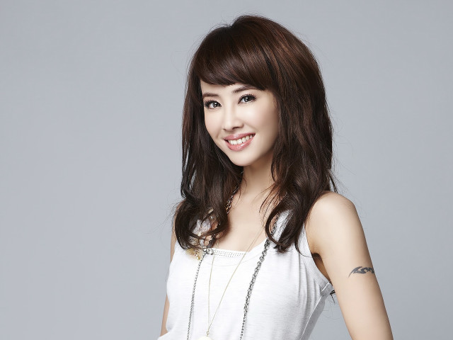 Woman necklace smiling posing picture free wallpaper for desktop - medium preview image