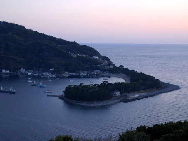 Small island water boats town free wallpaper for desktop - medium preview image