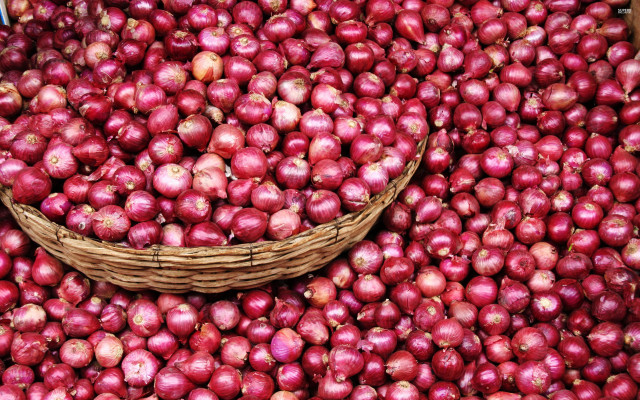Basket of onions in pile free wallpaper for desktop - medium preview image