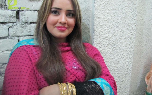 Woman longhair pinktop blackgloves goldbracelet free wallpaper for desktop - medium preview image