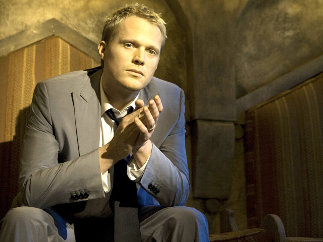 Man suit tie prayer position free wallpaper for desktop - medium preview image