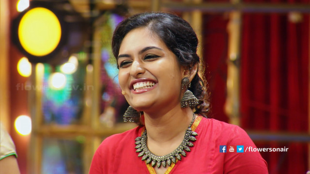 Woman smiling red top gold free wallpaper for desktop - medium preview image