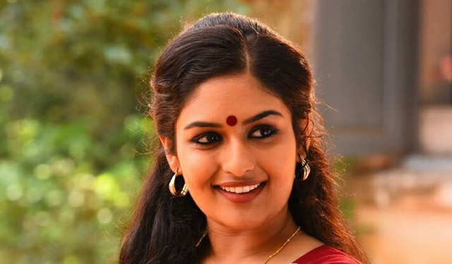 Woman red sari gold jewelry #2 free wallpaper for desktop - medium preview image