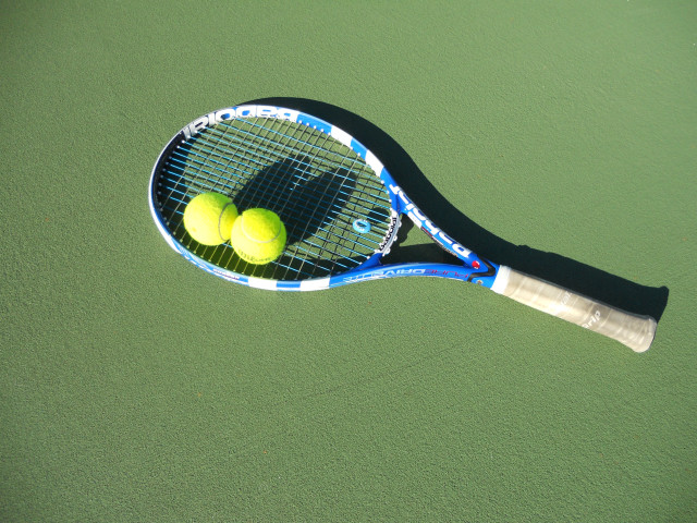 Tennis racket two balls green free wallpaper for desktop - medium preview image