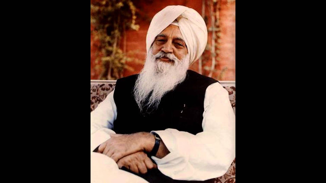 White bearded old man pose free wallpaper for desktop - medium preview image