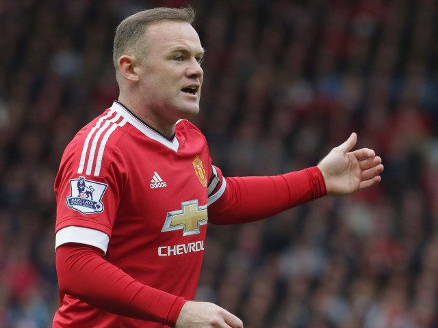 Man red shirt playing soccer free wallpaper for desktop - medium preview image