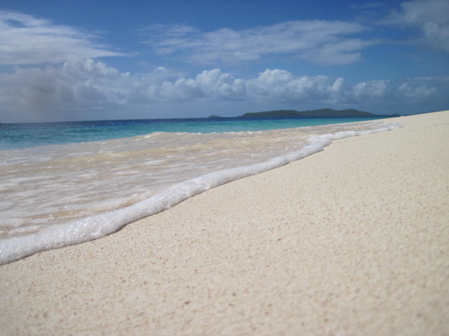 Sandy beach blue ocean small free wallpaper for desktop - medium preview image