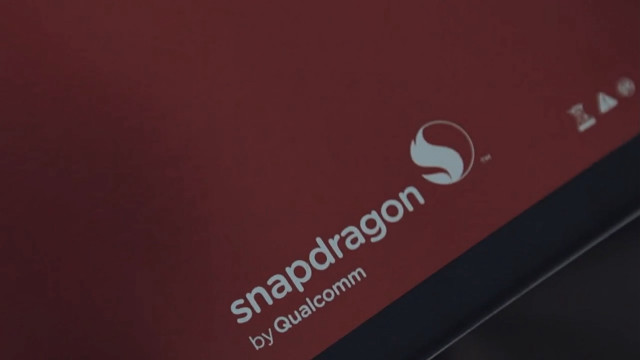 Red sign snapdragon qualcomm building free wallpaper for desktop - medium preview image
