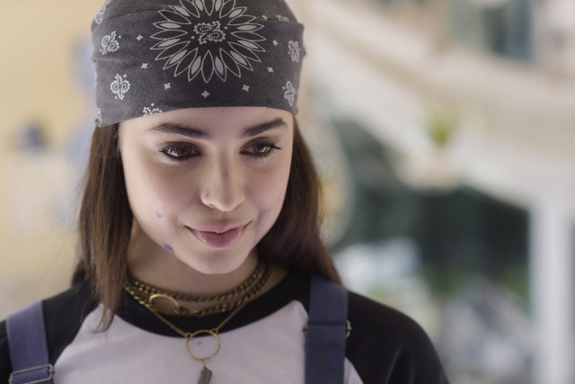 Woman black white hat shirt free wallpaper for desktop - medium preview image