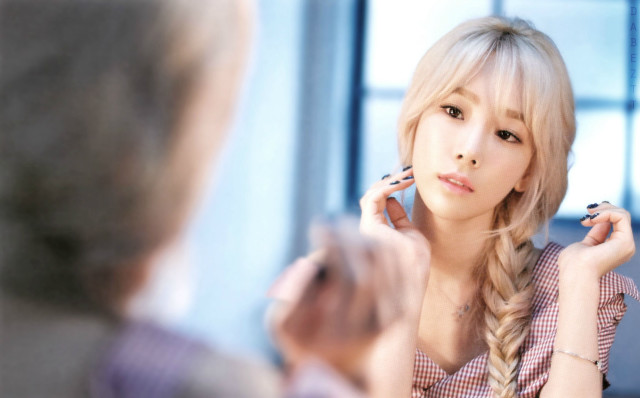 Woman reflection mirror brushing hair free wallpaper for desktop - medium preview image