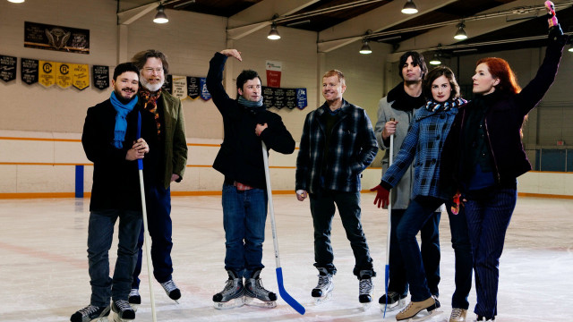 Group people ice rink hands free wallpaper for desktop - medium preview image