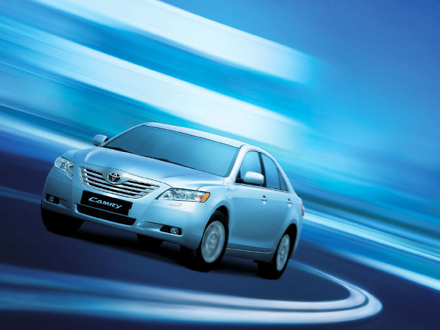 Silver car driving blurry background free wallpaper for desktop - medium preview image