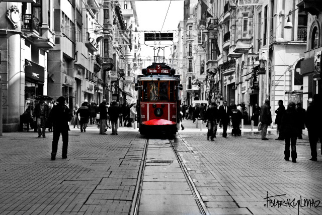 Trolley car crowded street city free wallpaper for desktop - medium preview image