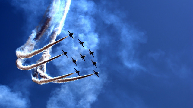 Planes formation flying smoke trails free wallpaper for desktop - medium preview image