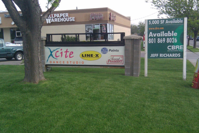 City business sign tree building free wallpaper for desktop - medium preview image