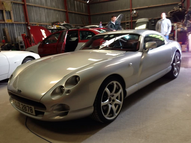 Silver sports car garage motor free wallpaper for desktop - medium preview image