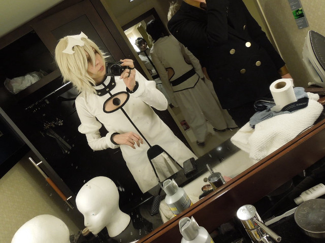 Woman mirror selfie camera man free wallpaper for desktop - medium preview image