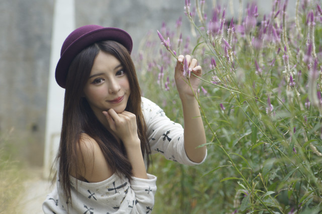 Woman hat posing picture field free wallpaper for desktop - medium preview image