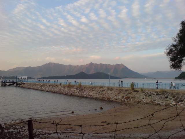 Beach group people water mountains free wallpaper for desktop - medium preview image