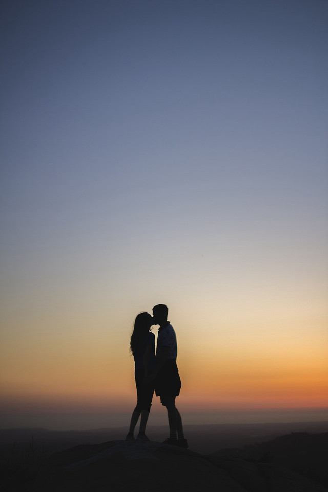 Couple hill sunset sky kissing free wallpaper for mobile - medium preview image