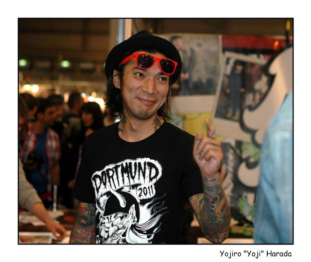 Man hat sunglasses pose crowd free wallpaper for desktop - medium preview image