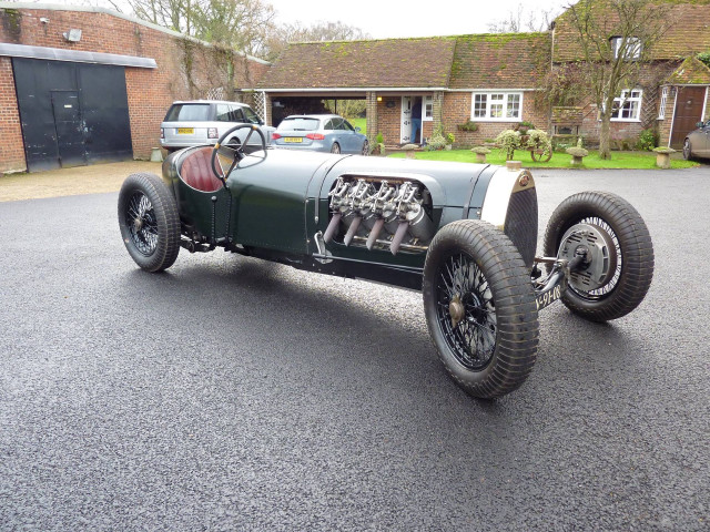 Green car parking lot building free wallpaper for desktop - medium preview image