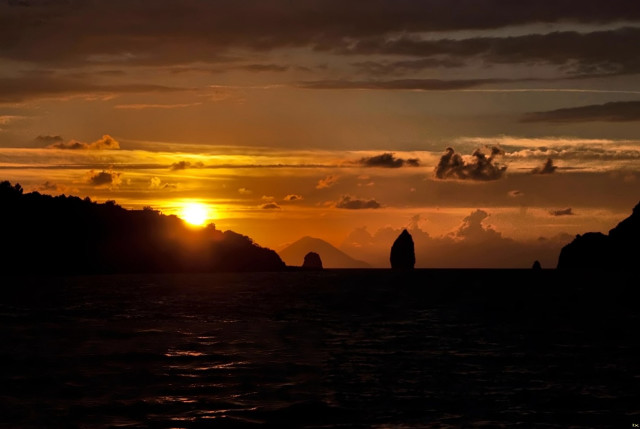 Sunset water mountain boat person free wallpaper for desktop - medium preview image