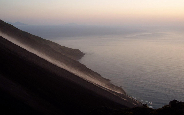 Water hill fog view background free wallpaper for desktop - medium preview image