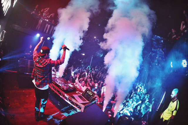Dj mixing stage smoke crowd free wallpaper for desktop - medium preview image
