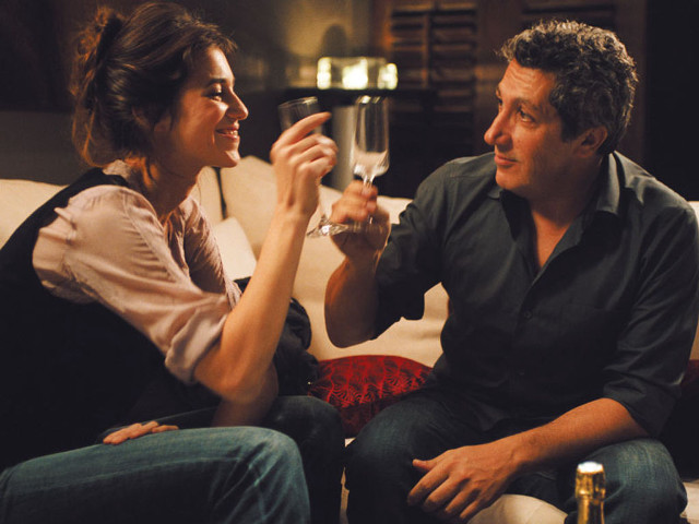 Man woman couch drinking wine free wallpaper for desktop - medium preview image