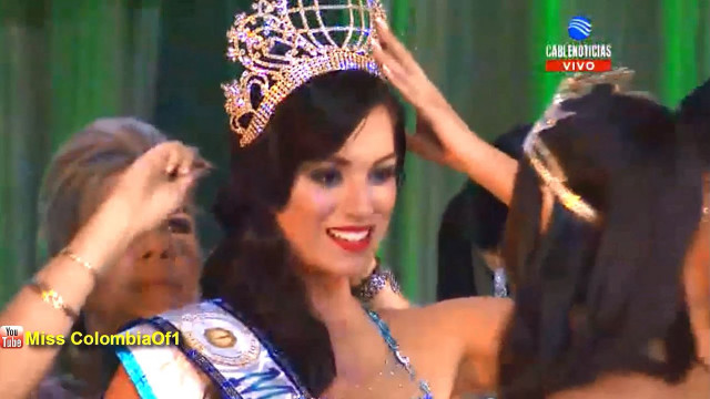 Woman blue dress crown green free wallpaper for desktop - medium preview image