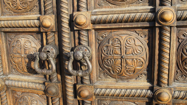 Wooden door metal handle decorative free wallpaper for desktop - medium preview image