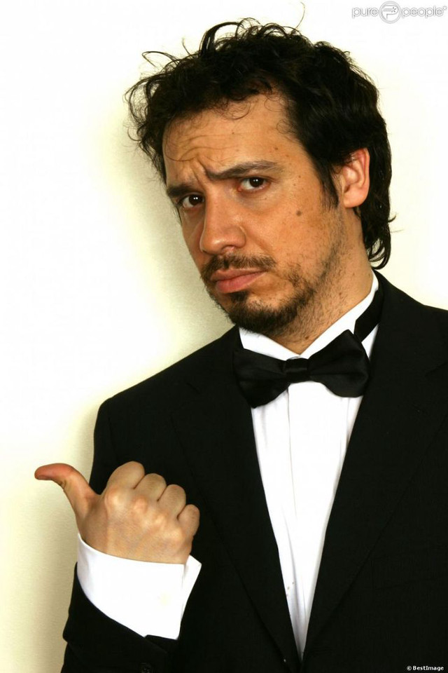 Man tuxedo pointing funny pose free wallpaper for mobile - medium preview image