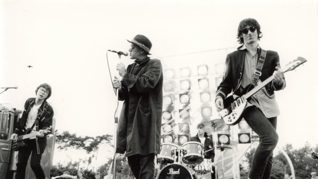 Group guitarists standing man guitar free wallpaper for desktop - medium preview image