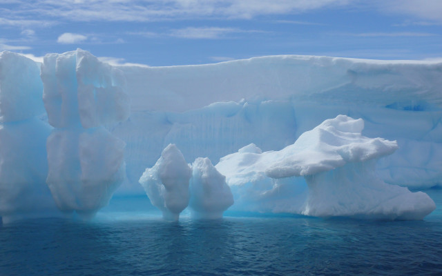 Large iceberg floating ocean snowy free wallpaper for desktop - medium preview image