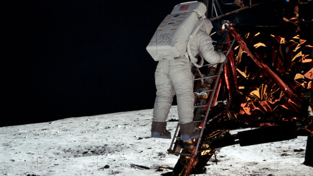 Man moon ladder white suit free wallpaper for desktop - medium preview image