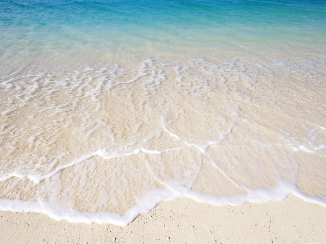 Sandy beach wave blue ocean free wallpaper for desktop - medium preview image