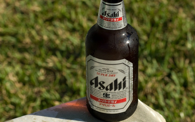 Beer bottle metal grass blurry free wallpaper for desktop - medium preview image