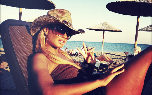 Woman beach hat cellphone sitting free wallpaper for desktop - medium preview image