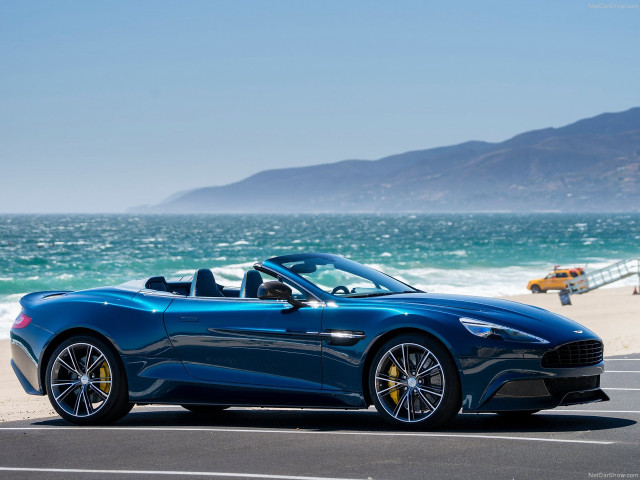 Blue sports car ocean beach free wallpaper for desktop - medium preview image