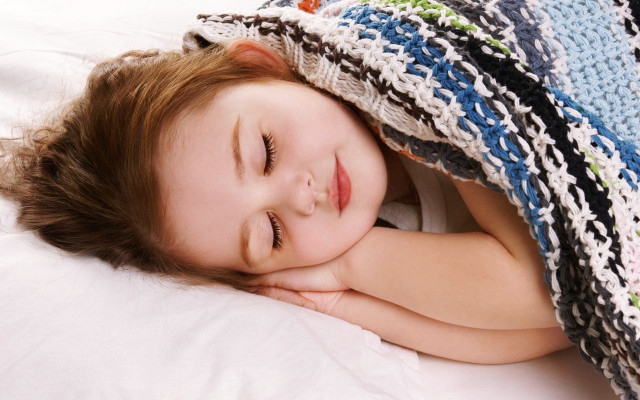 Little girl lying blanket bed free wallpaper for desktop - medium preview image