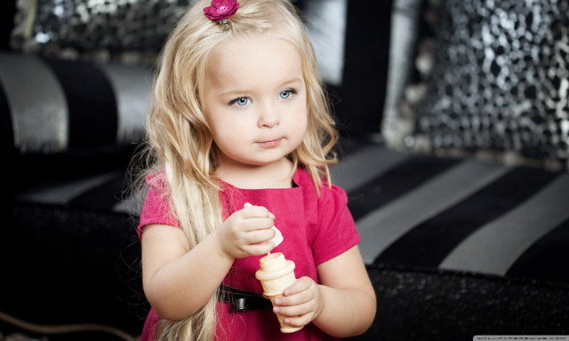 Little girl holding banana serious #2 free wallpaper for desktop - medium preview image