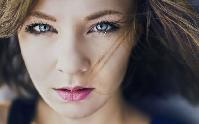 Woman blueeyes pinklips wind blurry free wallpaper for desktop - medium preview image