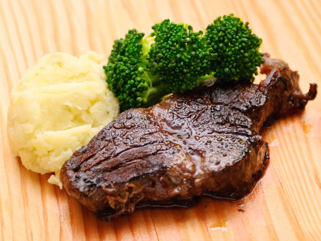 Steak mashed potatoes broccoli wooden free wallpaper for desktop - medium preview image