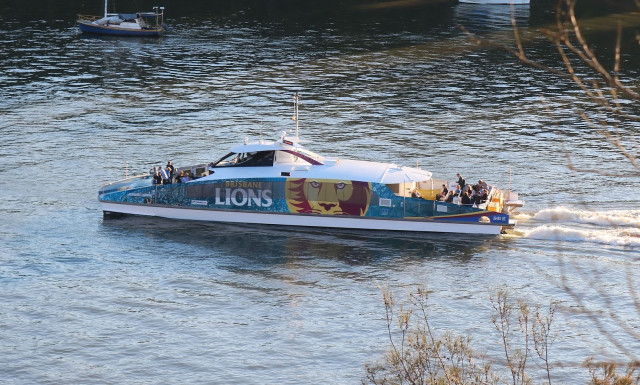 Boat lions water shoreline background free wallpaper for desktop - medium preview image