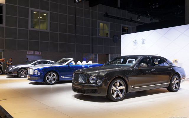 Cars display building people looking free wallpaper for desktop - medium preview image