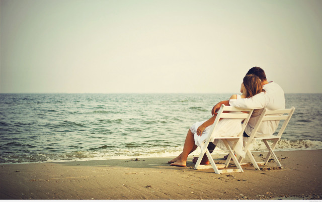 Couple beach ocean sunny day free wallpaper for desktop - medium preview image