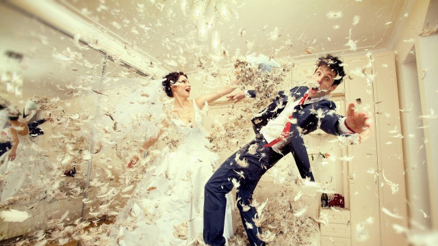 Bride groom throwing confetti room free wallpaper for desktop - medium preview image